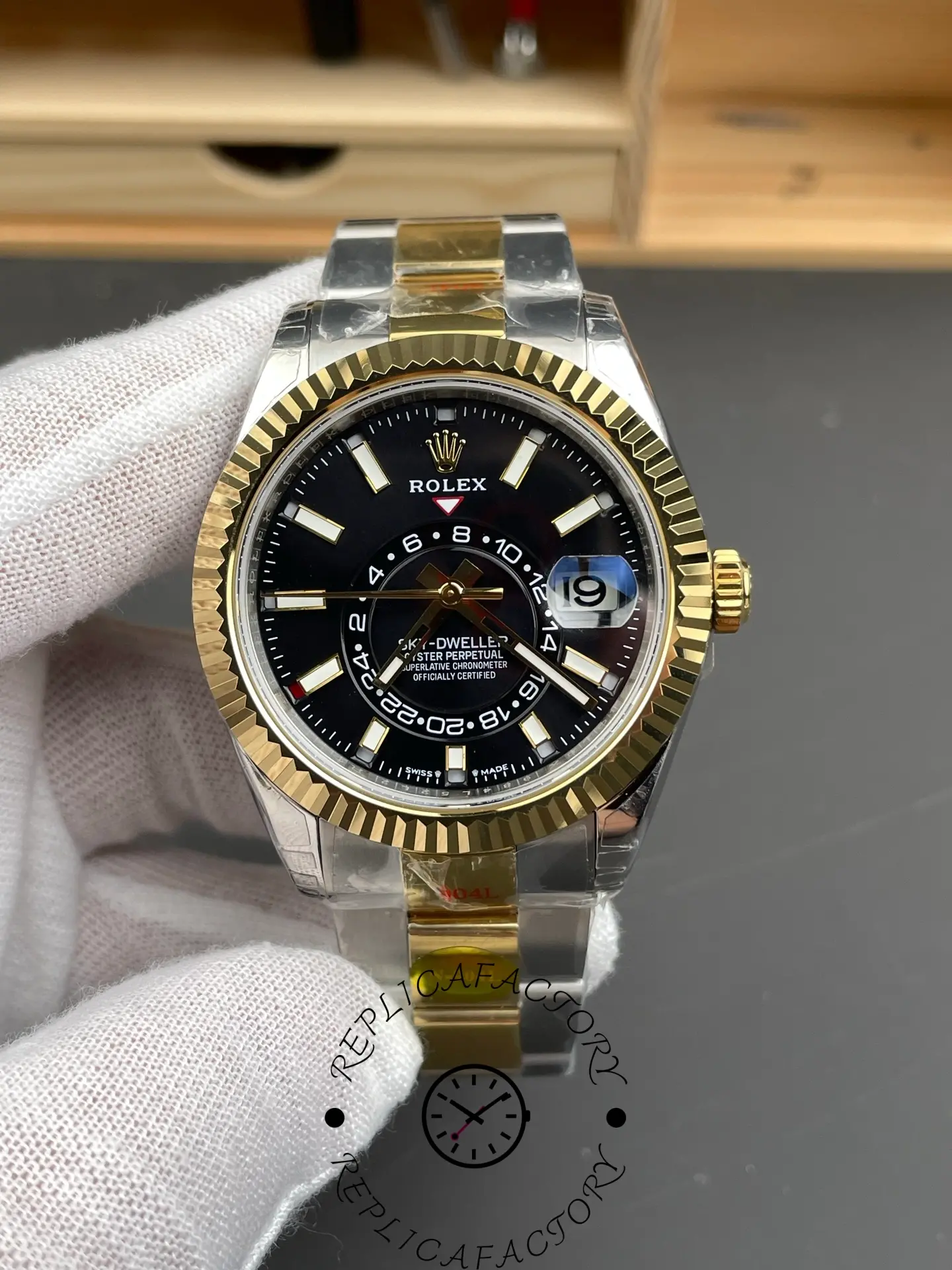 Replica Rolex Sky Dweller 42 Yellow Rolesor Black Dial Oyster M336933 0003 Men's Watch - QualitySwissReplica