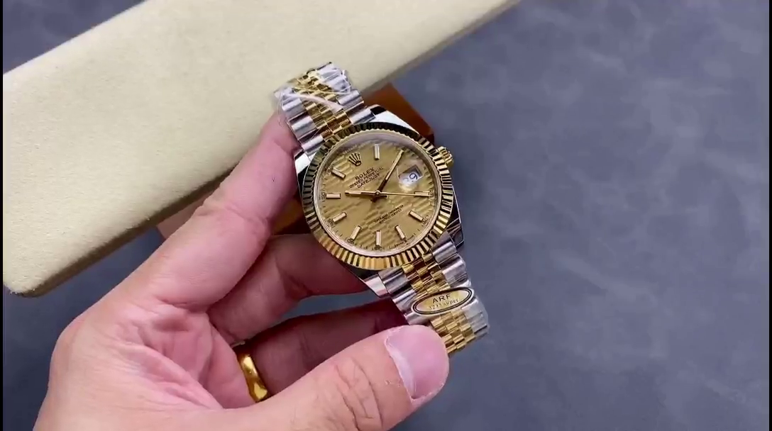 Replica Rolex Datejust 126233 Champagne Motif dial Fluted Bezel 36MM Unisex Watch - QualitySwissReplica