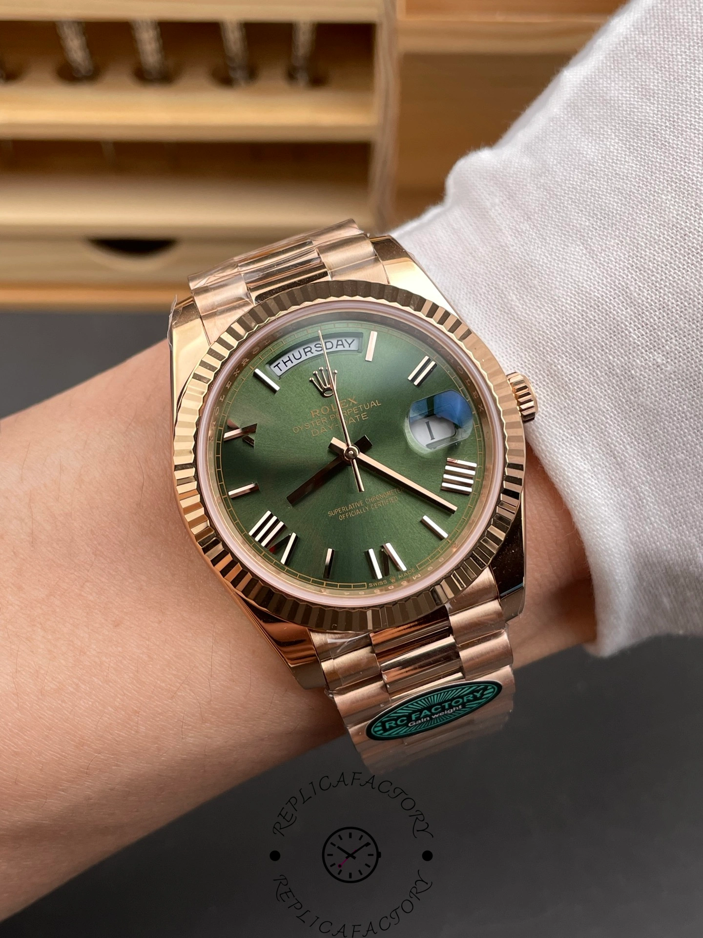 Replica Rolex Day Date 40 18k Everose Gold Olive Green Dial m228235 0025 40mm - QualitySwissReplica