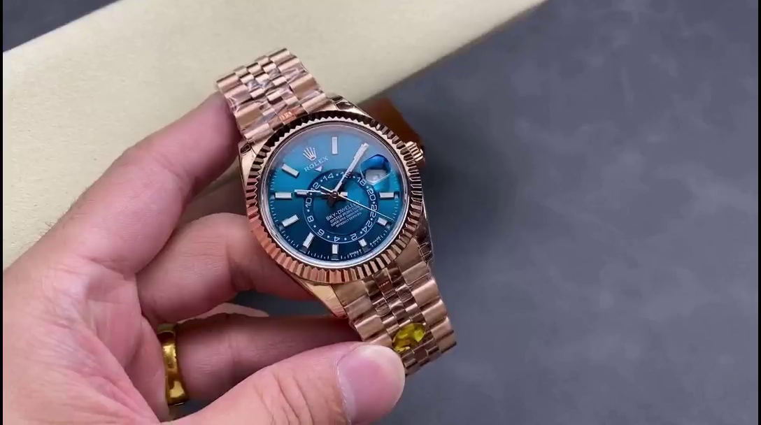 Replica Rolex Sky Dweller 42 Everose Gold Blue Green Dial m336935 0005 Men's Watch - QualitySwissReplica
