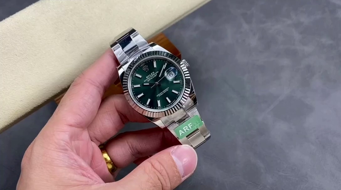 Replica Rolex Datejust 41mm Fluted Bezel Green Dial m126334 0027 Mens Watch - QualitySwissReplica