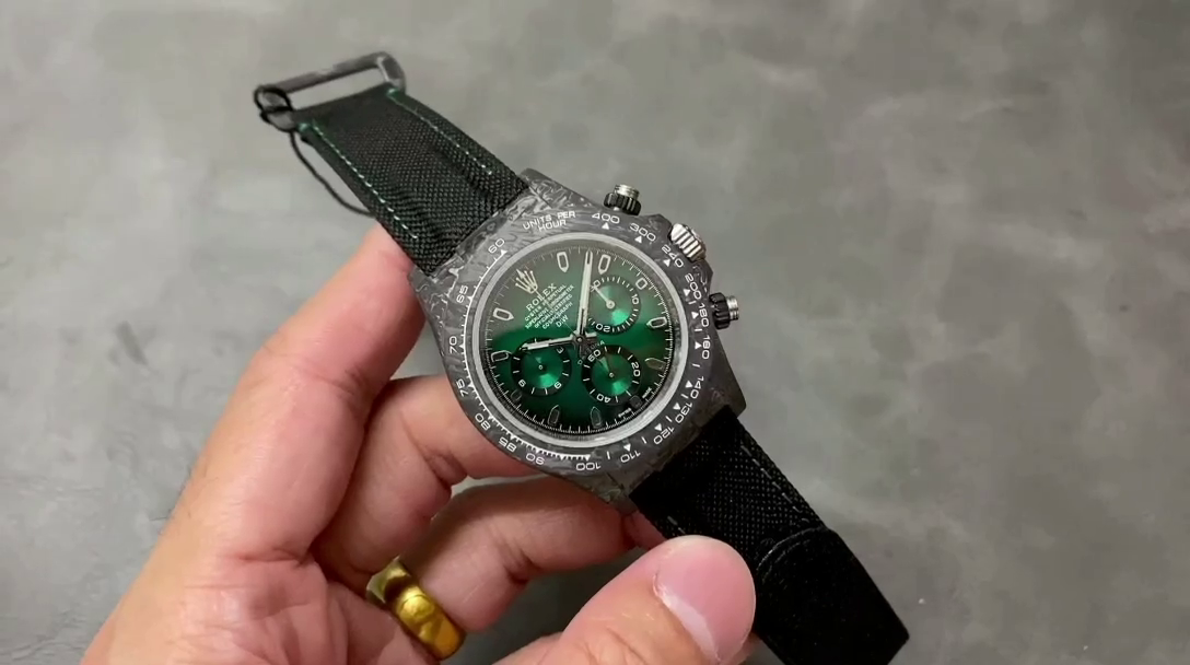 Replica Rolex Cosmograph Daytona DIW Carbon Fiber Green Dial 40mm Men's Watch - QualitySwissReplica