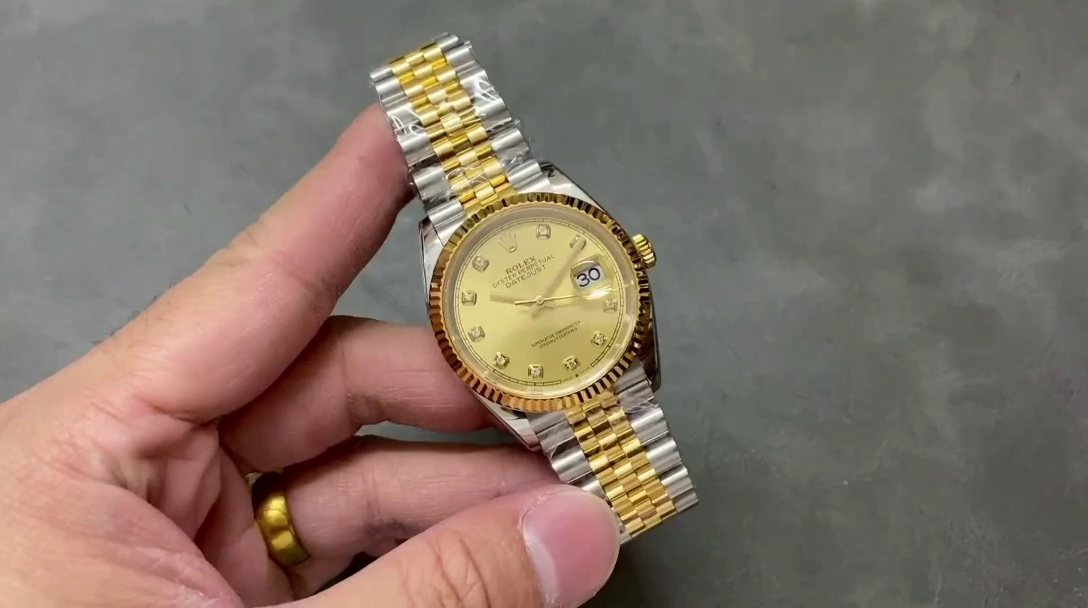 Replica Rolex Datejust 126233 Champagne Diamond Dial Fluted Bezel 36MM Unisex Watch - QualitySwissReplica