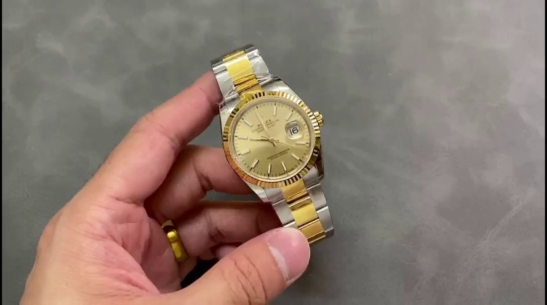 Replica Rolex Datejust 126233 Champagne Index Dial 36MM Unisex Watch - QualitySwissReplica