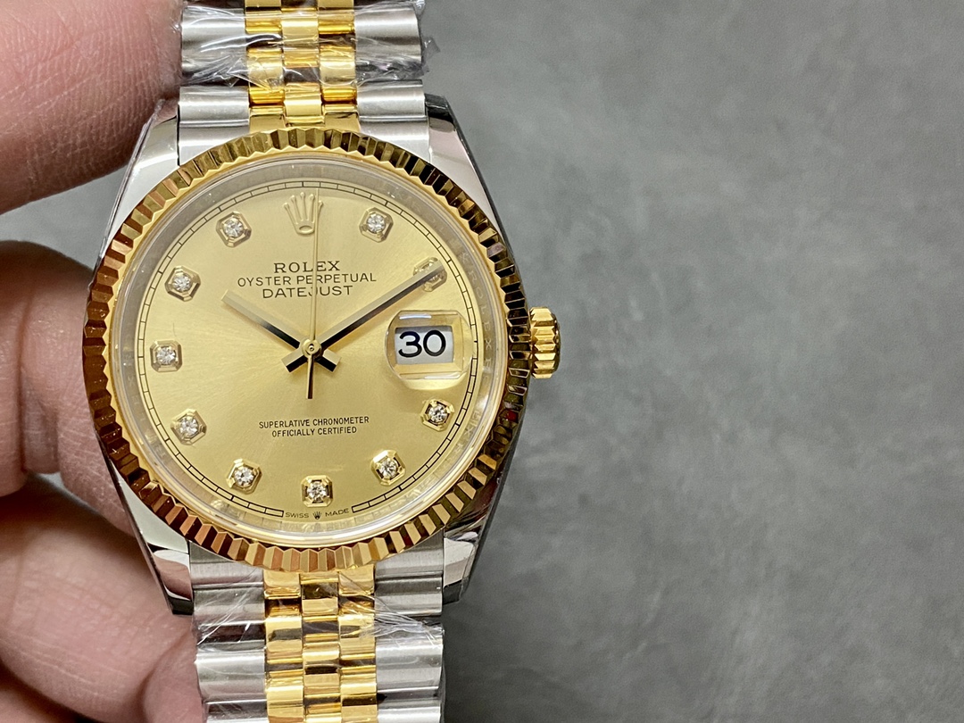 Replica Rolex Datejust 126233 Champagne Diamond Dial Fluted Bezel 36MM Unisex Watch - QualitySwissReplica