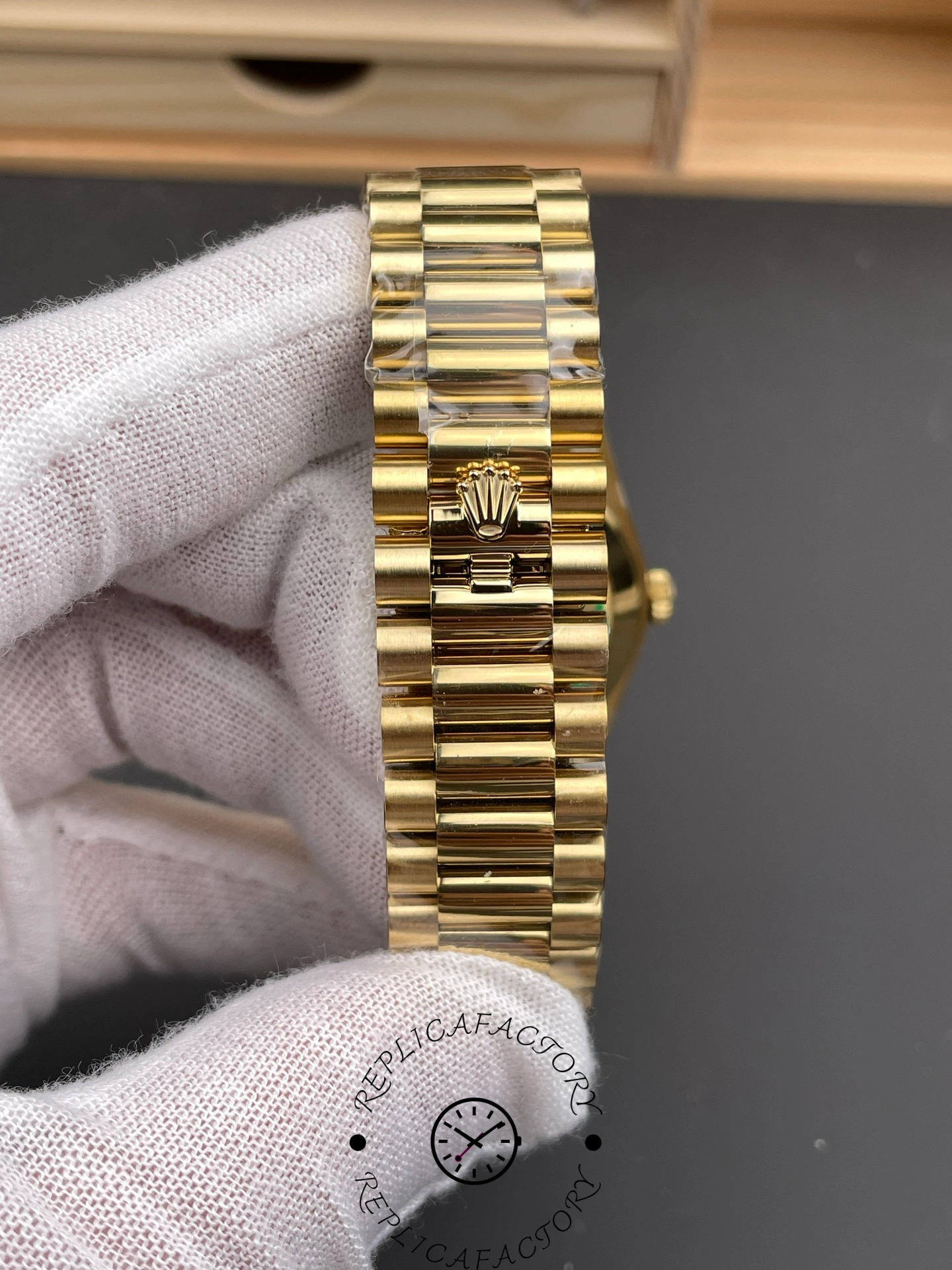 Replica Rolex Day-Date 228238 Champagne Roman Dial Fluted Bezel 40mm Mens Watch - QualitySwissReplica