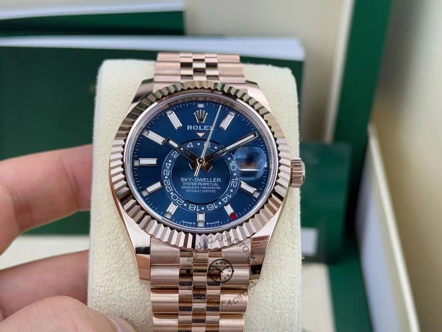 Replica Rolex Sky Dweller 42 Everose Gold Blue Green Dial m336935 0005 Men's Watch - QualitySwissReplica