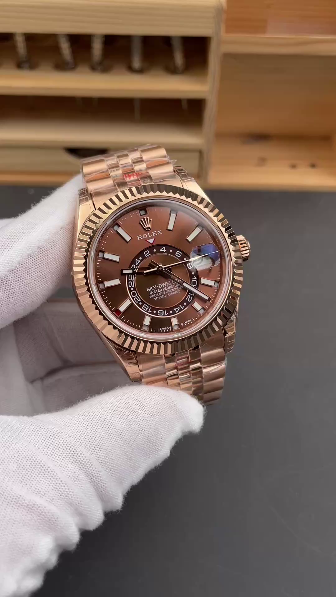 Replica Rolex Sky Dweller 42 Everose Gold Chocolate Dial m336935 0006 - QualitySwissReplica