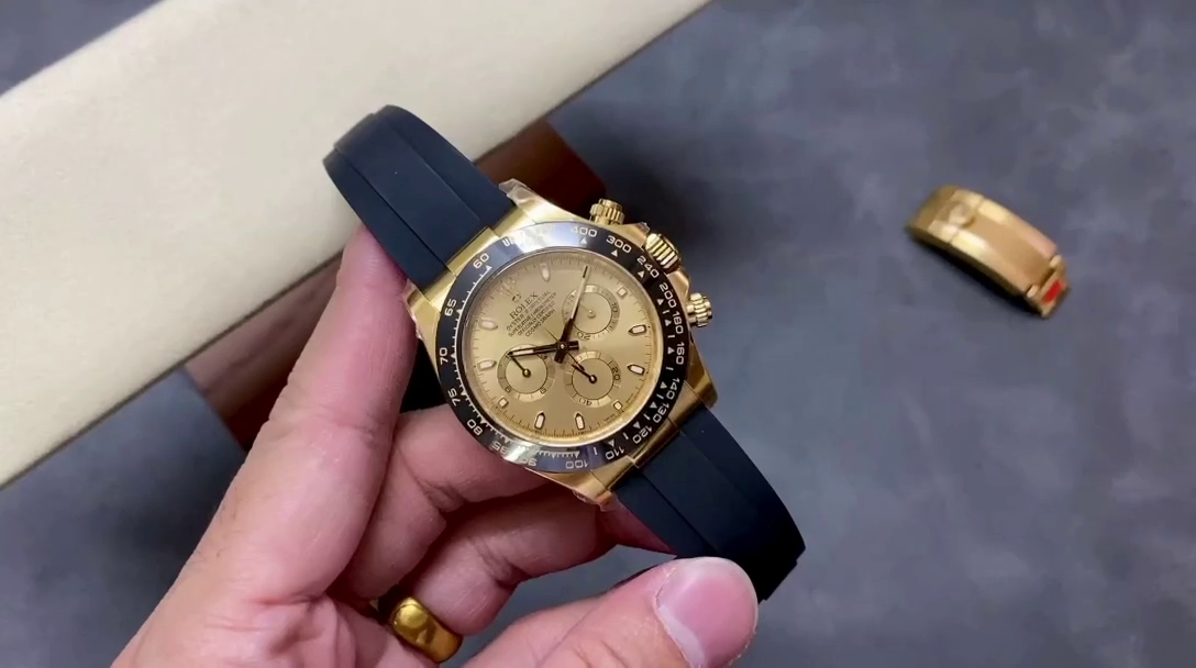 Replica Rolex Cosmograph Daytona 116518 Champagne Dial Automatic 40mm Mens Watch - QualitySwissReplica