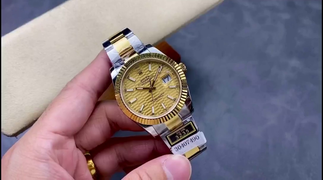 Replica Rolex Datejust 126233 Champagne Motif dial 36MM Unisex Watch - QualitySwissReplica
