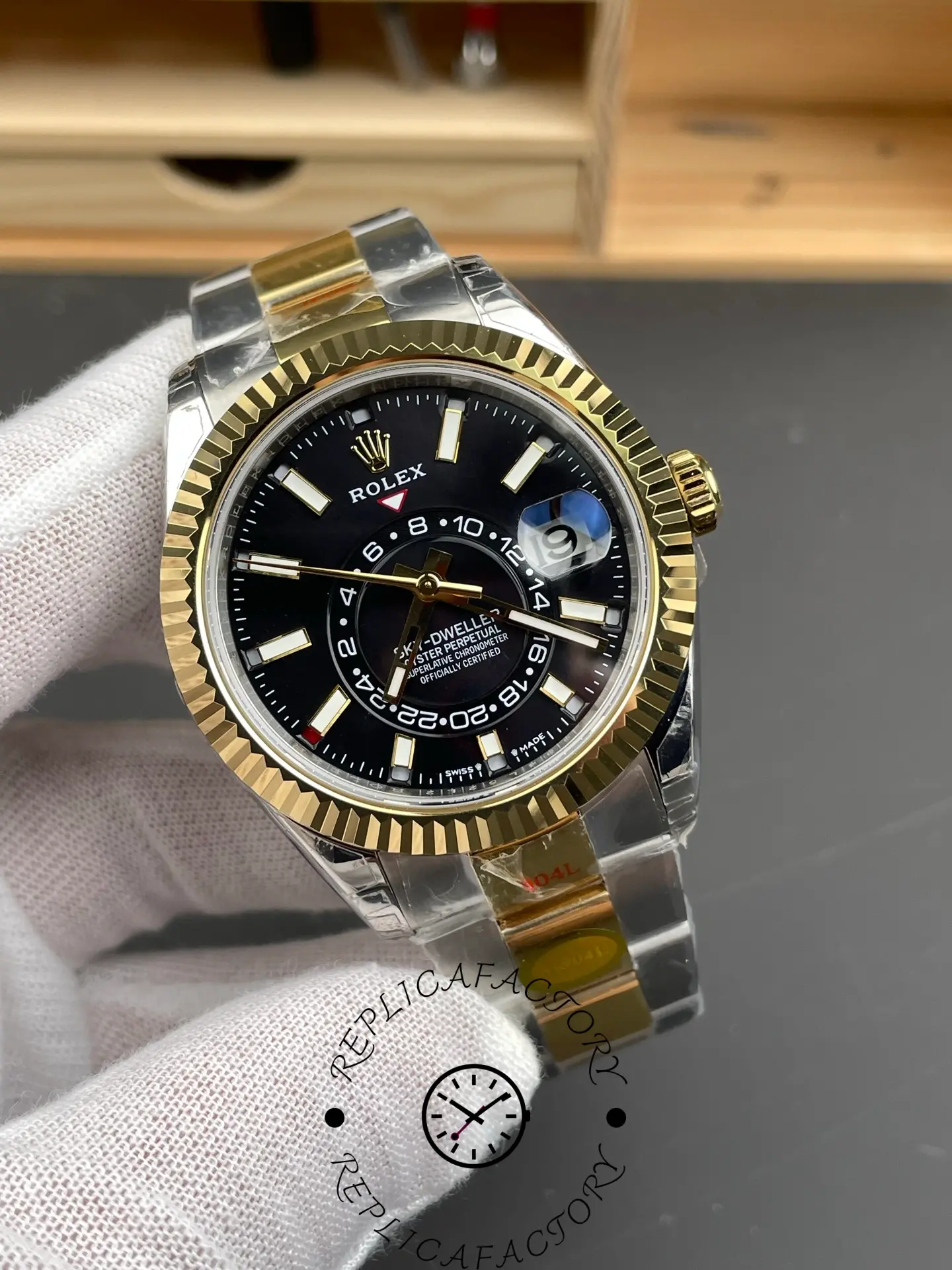 Replica Rolex Sky Dweller 42 Yellow Rolesor Black Dial Oyster M336933 0003 Men's Watch - QualitySwissReplica