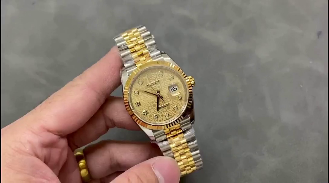 Replica Rolex Datejust 126233 Champagne Jubilee Dial Fluted Bezel 36MM Unisex Watch - QualitySwissReplica